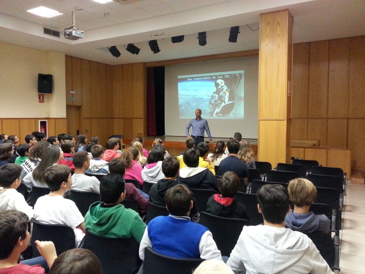 04_ El experto en riesgos de las TIC David Cortejoso durante una charla con adolescentes