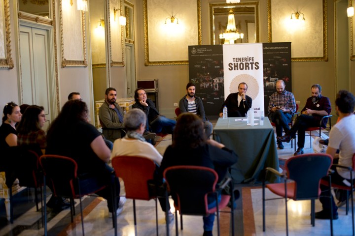 Varios miembros de la ACCM en la Mesa redonda de de cineastas y gestores canarios durante el Festival Tenerife shorts 2015 - Foto de Javi Felipe.jpg