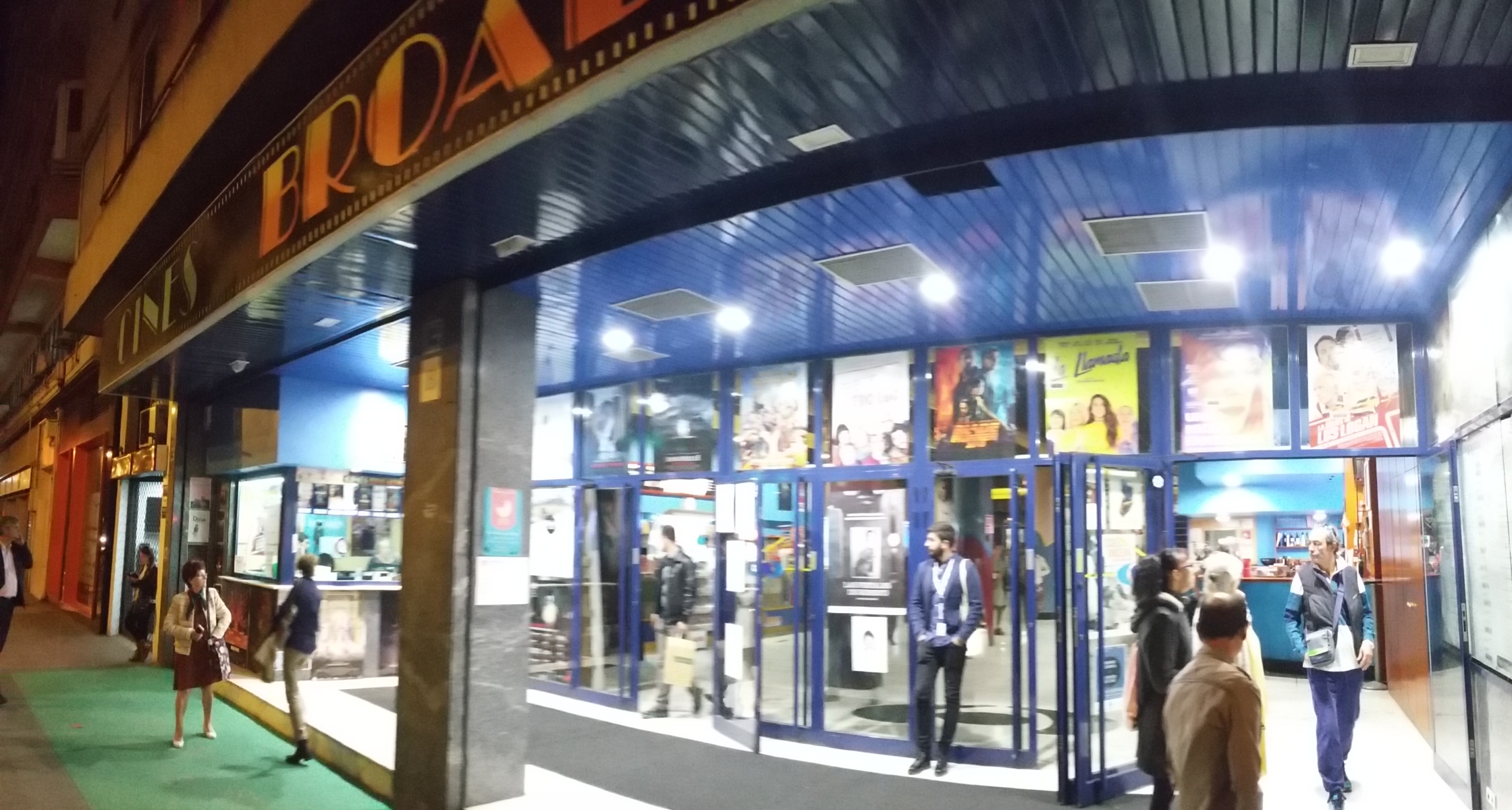 16_Panorámica fachada de Multicines Broadway con Dailo y cartel noche