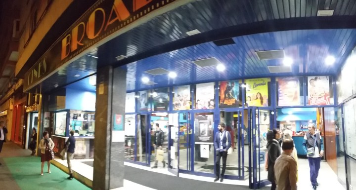 16_Panorámica fachada de Multicines Broadway con Dailo y cartel noche